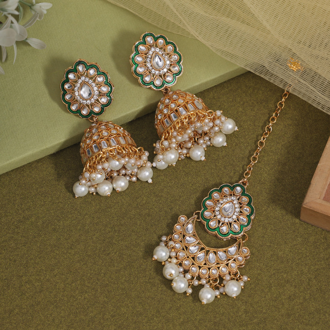 White Color Kundan Earrings With Maang Tikka (KDTE569WHT